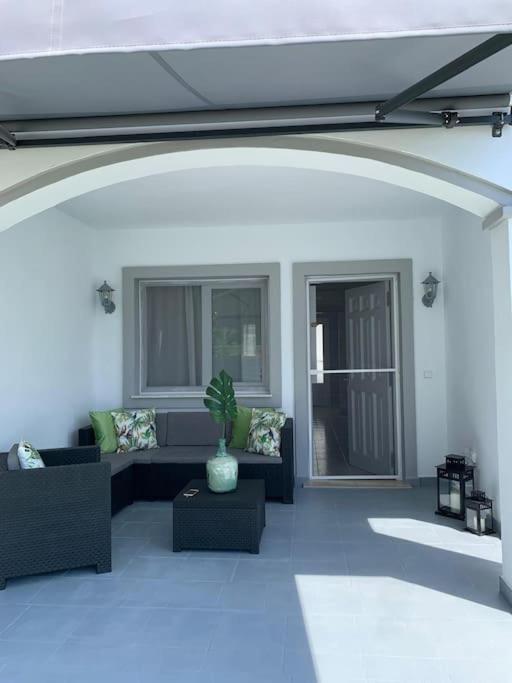 Mediterranean Breeze Beach House เอล เบรแคร์ ภายนอก รูปภาพ