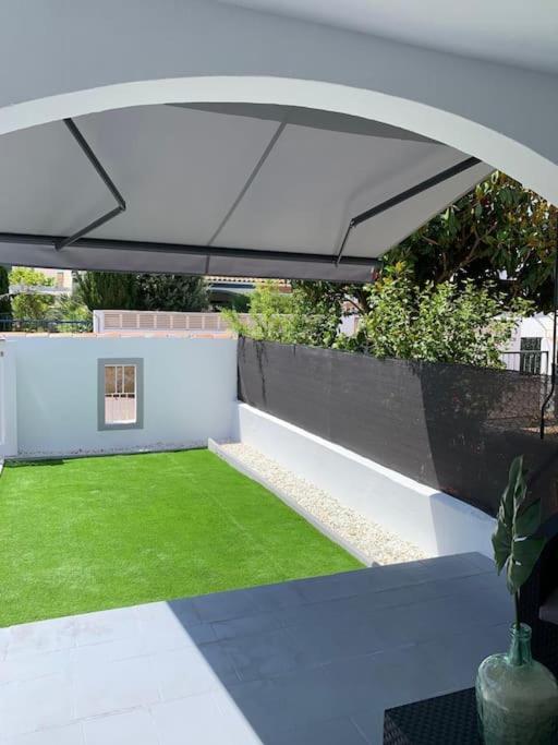 Mediterranean Breeze Beach House เอล เบรแคร์ ภายนอก รูปภาพ