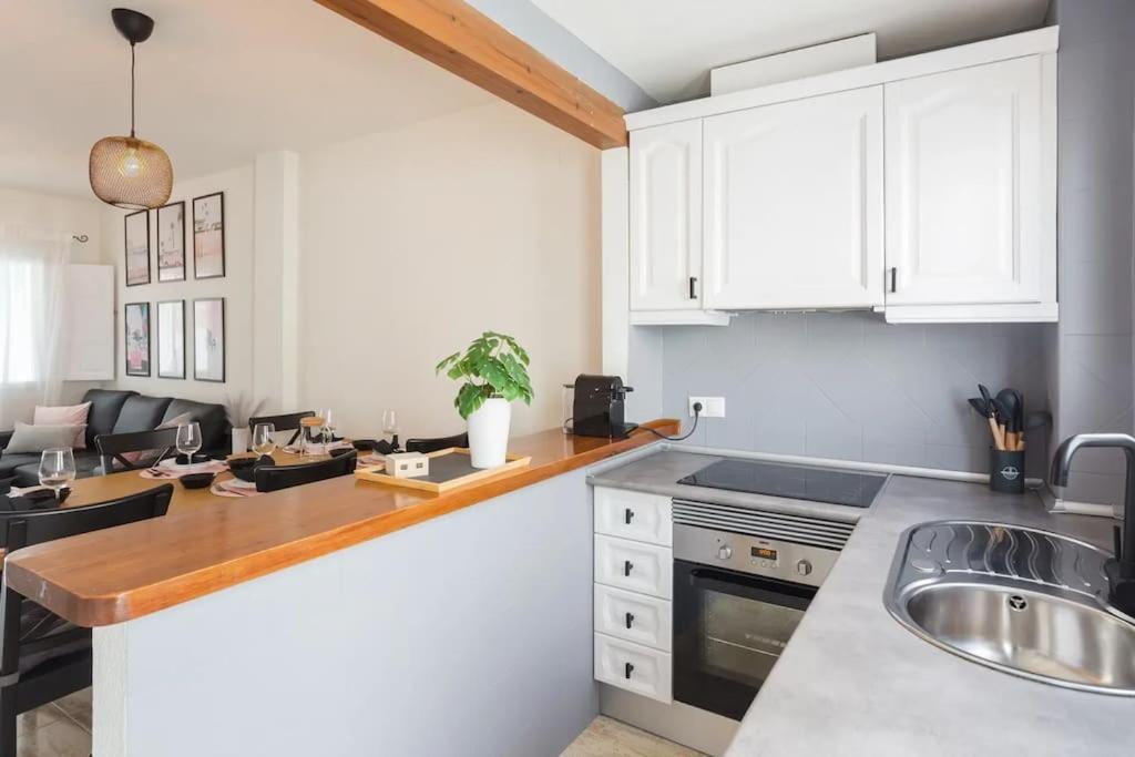 Mediterranean Breeze Beach House เอล เบรแคร์ ภายนอก รูปภาพ